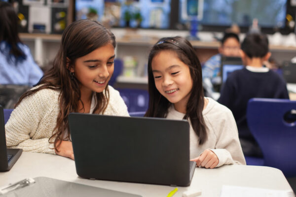 Soluția ATEN pentru distribuție și control AV în săli de clasă inteligente la un colegiu din Hanoi