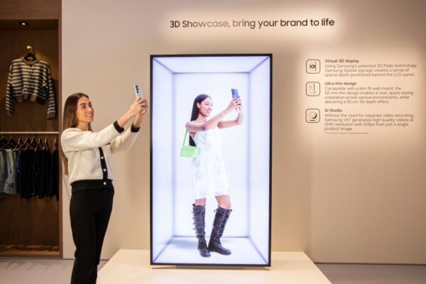 Samsung lansează la nivel global Glasses-Free 3D Digital Signage la ISE 2026, definind o nouă direcție în domeniul afișajelor comerciale