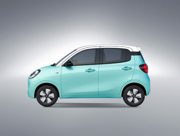 Allview Auto lansează 4City: prima mașină electrică urbană cu autonomie de până la 300 km și 5 uși, care poate fi condusă de la 16 ani