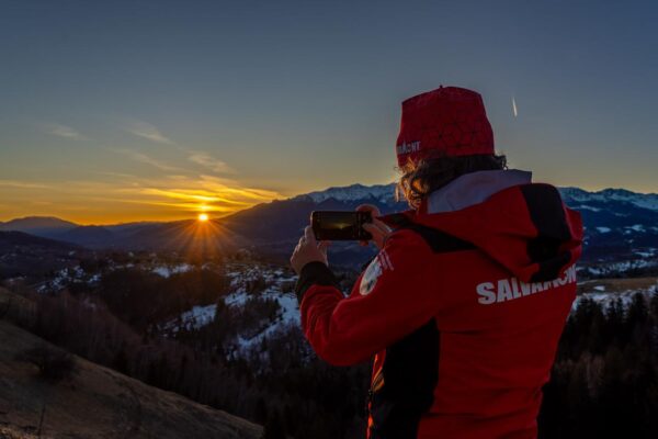 Tehnologie de încredere în condiții extreme: HONOR și Salvamont Zărnești testează Magic8 Lite într-o simulare de intervenție montană