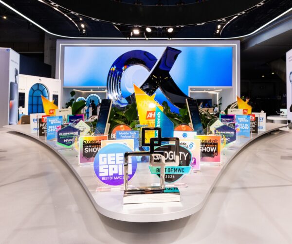 HONOR primește recunoaștere globală la MWC 2026 pentru Robot Phone și leadership-ul în zona telefoanelor pliabile cu Magic V6